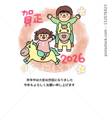 一幅可愛的插畫，描繪了一對男孩和女孩騎馬慶祝新年的場景。 132676823
