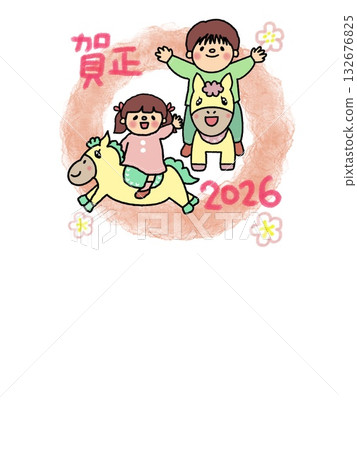 笑容燦爛的男孩女孩騎著馬,歡呼雀躍 笑容燦爛的男孩女孩騎著馬,歡呼雀躍 132676825