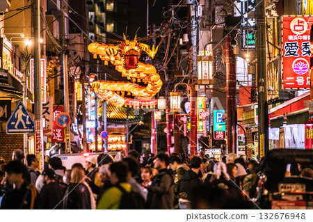 2026日本橫濱春節燈籠。俯瞰唐人街上海路和龍形燈籠…新時代的希望之光(第二張) 2026日本橫濱春節燈籠。俯瞰唐人街上海路和龍形燈籠…新時代的希望之光(第二張) 132676948