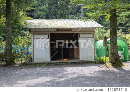 A warehouse on the grounds of the lower shrine of Nyukawakami Shrine, Nara Prefecture (photographed in August 2025) 132678740