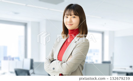 一位女商人雙手交叉微笑 132679239