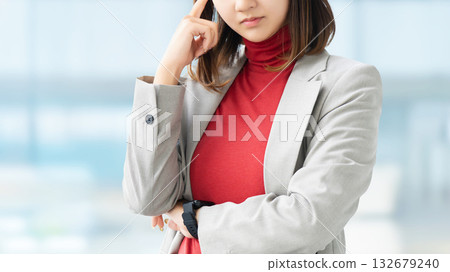 年輕女性/女商人的思考 年輕女性/女商人的思考 132679240