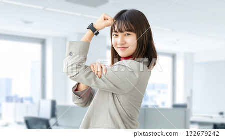 一個女人/女商人做一個勇敢的姿勢 132679242