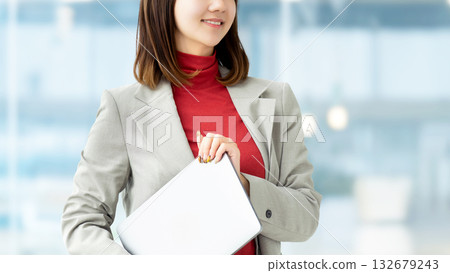 帶筆記型電腦的女人/女商人 132679243