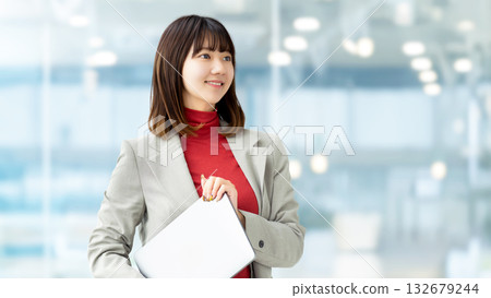 帶筆記型電腦的女人/女商人 132679244