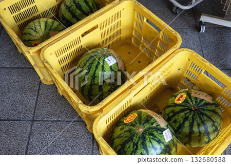 路邊車站出售的西瓜 132680588