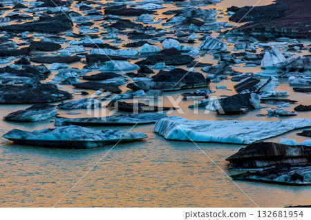 冰河湖面反射金色光芒的自然奇景 冰河湖面反射金色光芒的自然奇景 132681954