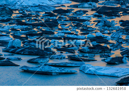 冰河湖面反射金色光芒的自然奇景 冰河湖面反射金色光芒的自然奇景 132681958