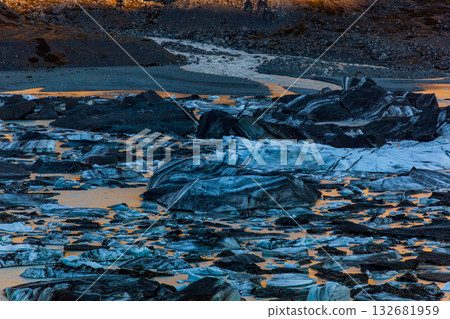 冰河湖面反射金色光芒的自然奇景 冰河湖面反射金色光芒的自然奇景 132681959