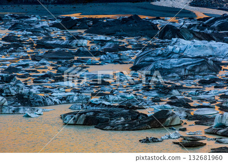冰河湖面反射金色光芒的自然奇景 冰河湖面反射金色光芒的自然奇景 132681960