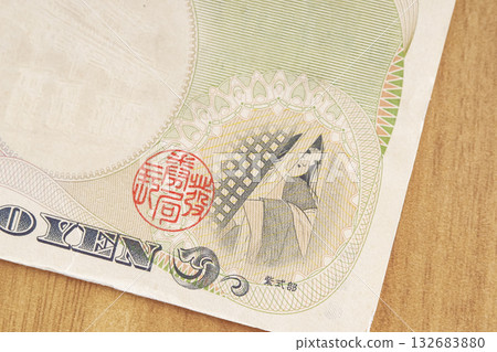 Rare 2,000 yen bills and their designs 132683880