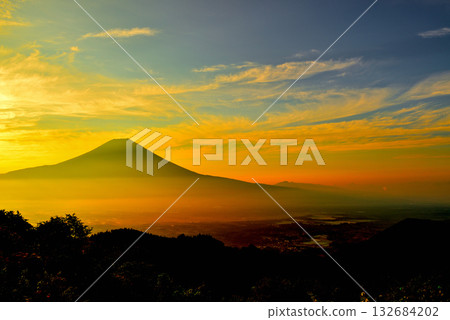 Inoto森林路的富士山黎明 132684202