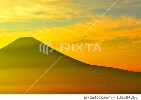 Inoto森林路的富士山黎明 132684265