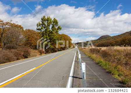 群馬縣榛名山的筆直道路 群馬縣榛名山的筆直道路 132684421