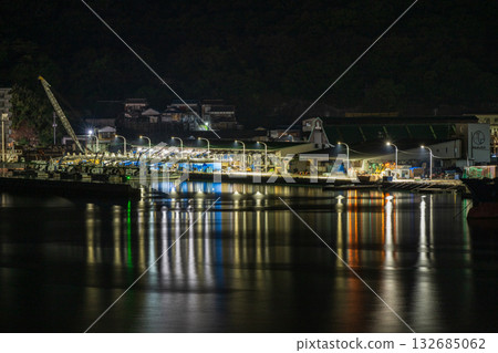日本岡山縣備前市日瀨港美麗的夜景 日本岡山縣備前市日瀨港美麗的夜景 132685062
