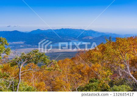 [Yamanashi Prefecture] Lake Yamanaka seen from the Yoshida Route hiking trail at the 5th Station of Mt. Fuji 132685417