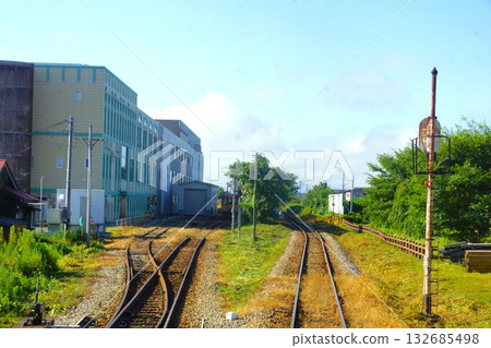 從山形鐵道（花之長井線）列車車窗望出去的長井站 132685498