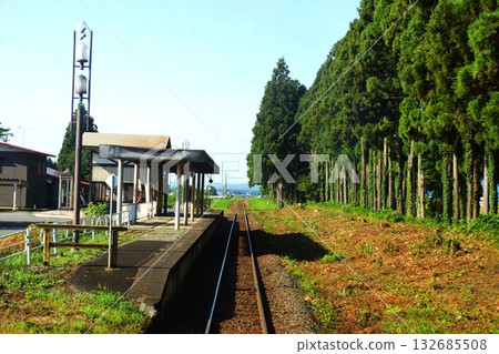 從山形鐵道（花長井線）鮎賀井站的列車窗望出去的景色 132685508