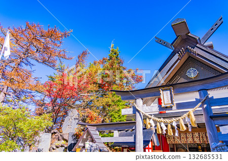 【山梨縣】富士山小禦岳神社,外國遊客熙熙攘攘,秋葉絢爛。 【山梨縣】富士山小禦岳神社,外國遊客熙熙攘攘,秋葉絢爛。 132685531