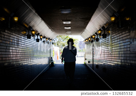 人們走在地下通道下 132685532