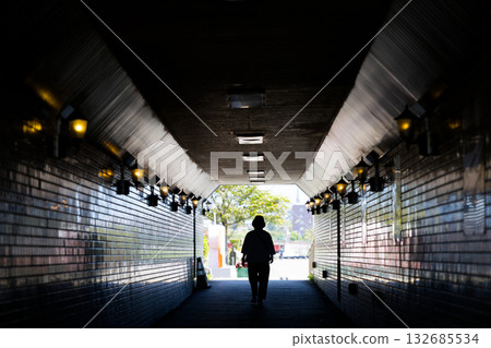 人們走在地下通道下 132685534