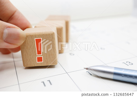 A calendar and exclamation marks. They represent deadlines and warnings. A calendar and exclamation marks. They represent deadlines and warnings. 132685647