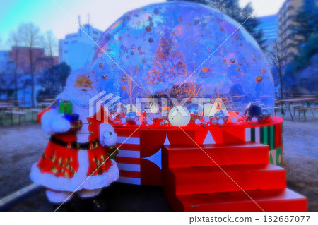 聖誕老人和聖誕裝飾 132687077