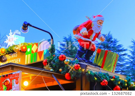 聖誕老人正在屋頂上享受滑雪跳躍的樂趣 132687082