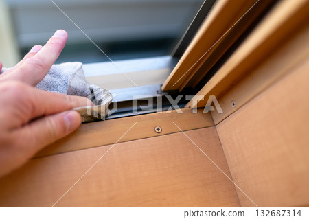 用水擦拭窗框 132687314