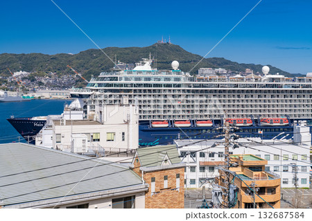 長崎縣長崎市：眺望大海的街道 132687584