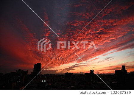 落日的天空 132687589