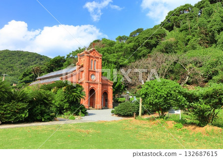 【長崎縣】晴朗天氣下的五島列島上的土崎大教堂 132687615