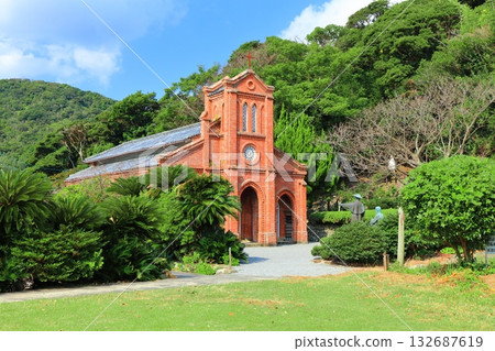 【長崎縣】晴朗天氣下的五島列島上的土崎大教堂 132687619