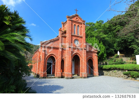 【長崎縣】晴朗天氣下的五島列島上的土崎大教堂 【長崎縣】晴朗天氣下的五島列島上的土崎大教堂 132687638
