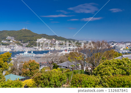 長崎縣長崎市：眺望大海的街道 132687841