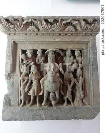 在巴基斯坦古城塔克西拉的博物館中，陳列著許多佛陀生平雕塑，其中一尊是悉達多離開城堡的雕塑。 132687901