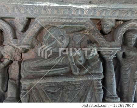 一幅描繪白象胚胎的畫作，是描繪佛陀生平的雕塑之一，現藏於巴基斯坦古城塔克西拉的博物館。 132687907