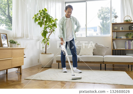 一位放吸塵器的高級男性 一位放吸塵器的高級男性 132688026