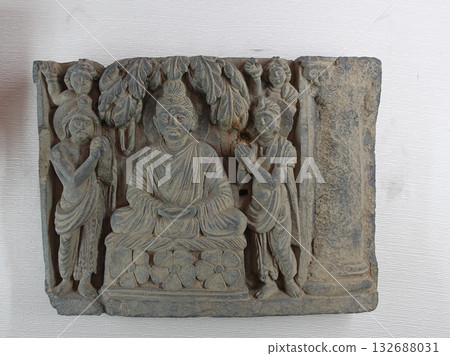 這是一尊犍陀羅佛教雕塑中的佛陀浮雕，雙手合十，表示虔誠。 132688031