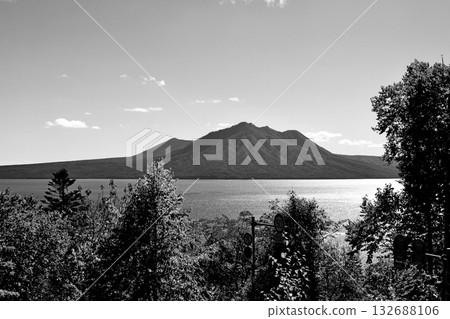 十月的支笏湖,從波羅皮奈展望台眺望,背景是福布希山,黑白照片。 十月的支笏湖,從波羅皮奈展望台眺望,背景是福布希山,黑白照片。 132688106