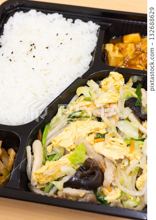 美味的中式炒肉、蔬菜和雞蛋便當 美味的中式炒肉、蔬菜和雞蛋便當 132688629