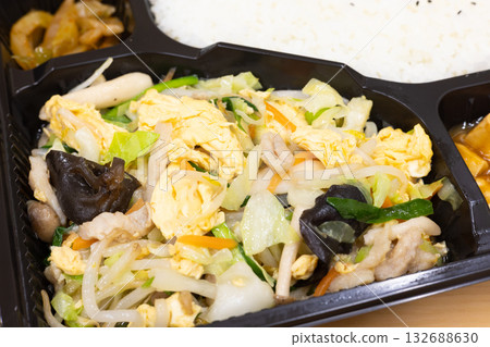 美味的中式炒肉、蔬菜和雞蛋便當 132688630