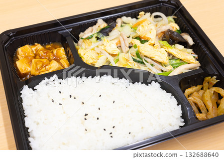 美味的中式炒肉、蔬菜和雞蛋便當 美味的中式炒肉、蔬菜和雞蛋便當 132688640