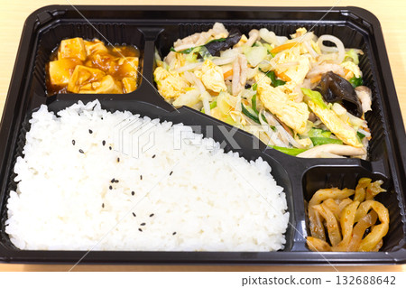 美味的中式炒肉、蔬菜和雞蛋便當 132688642