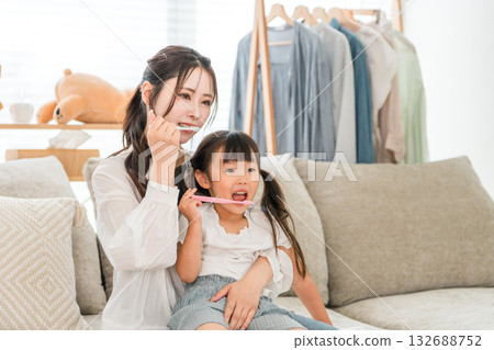 父母和孩子在客廳一起刷牙，女兒也在刷牙，母女情深，一家人，母親 132688752