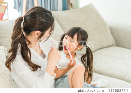 父母和孩子在客廳一起刷牙,女兒也在刷牙,母女情深,一家人,母親 父母和孩子在客廳一起刷牙,女兒也在刷牙,母女情深,一家人,母親 132688754