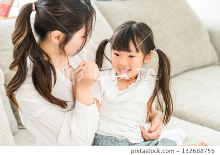 父母和孩子在客廳一起刷牙，女兒也在刷牙，母女情深，一家人，母親 132688756