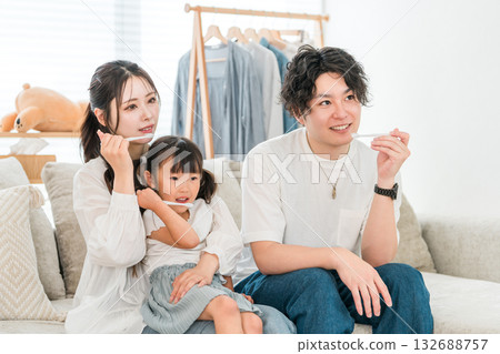 父母和孩子在客廳一起刷牙，一家人，一家人 132688757