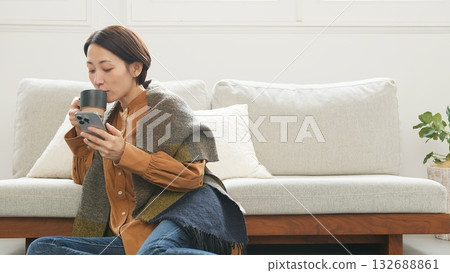 操作手機的女人 132688861