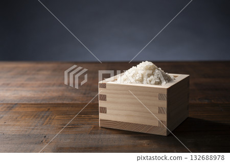 1 cup of raw rice 1 cup of raw rice 132688978